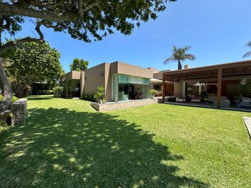 Gran casa con piscina, rodeada de jardines 🏡