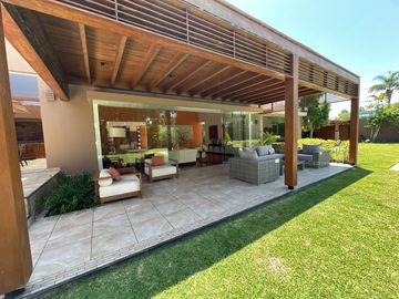 Gran casa con piscina, rodeada de jardines 🏡