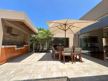 Gran casa con piscina, rodeada de jardines 🏡