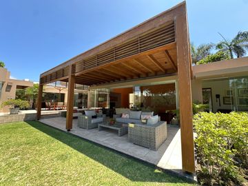 Gran casa con piscina, rodeada de jardines 🏡