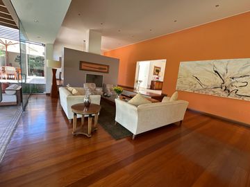 Gran casa con piscina, rodeada de jardines 🏡