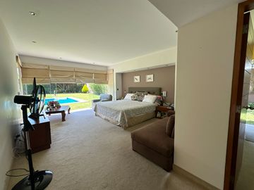 Gran casa con piscina, rodeada de jardines 🏡