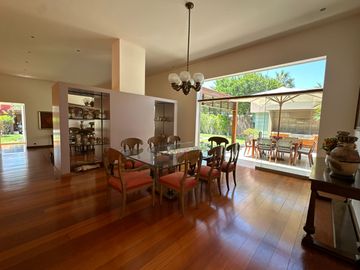 Gran casa con piscina, rodeada de jardines 🏡
