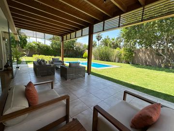 Gran casa con piscina, rodeada de jardines 🏡