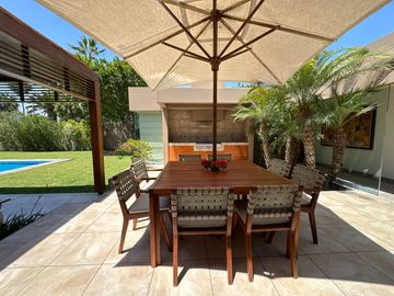 Gran casa con piscina, rodeada de jardines 🏡