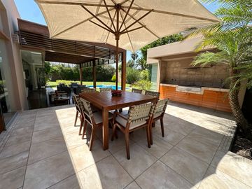Gran casa con piscina, rodeada de jardines 🏡