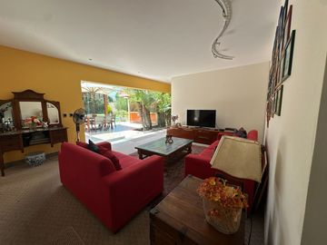 Gran casa con piscina, rodeada de jardines 🏡
