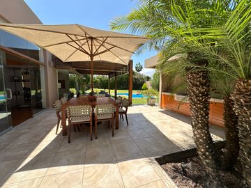 Gran casa con piscina, rodeada de jardines 🏡