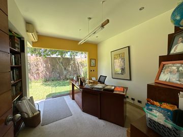 Gran casa con piscina, rodeada de jardines 🏡