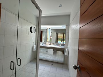Gran casa con piscina, rodeada de jardines 🏡