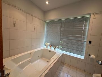 Gran casa con piscina, rodeada de jardines 🏡