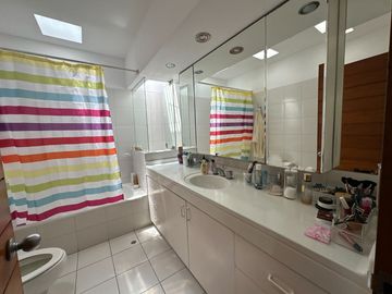 Gran casa con piscina, rodeada de jardines 🏡