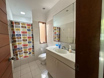 Gran casa con piscina, rodeada de jardines 🏡