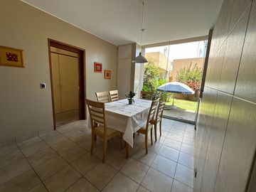 Gran casa con piscina, rodeada de jardines 🏡