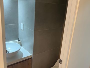 VENDO BONITO DPTO DE ESTRENO EN MIRAFLORES CON AREA SOCIAL TERRAZA, PARRILLAS, PISCINA, BAR, SALA DE NIÑOS