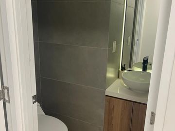 VENDO BONITO DPTO DE ESTRENO EN MIRAFLORES CON AREA SOCIAL TERRAZA, PARRILLAS, PISCINA, BAR, SALA DE NIÑOS