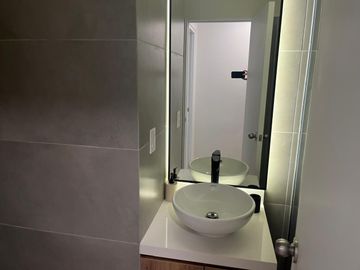 VENDO BONITO DPTO DE ESTRENO EN MIRAFLORES CON AREA SOCIAL TERRAZA, PARRILLAS, PISCINA, BAR, SALA DE NIÑOS