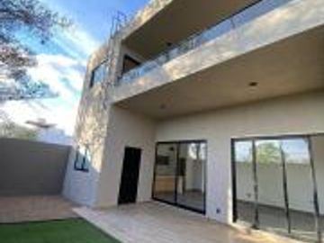 VENTA CASA EN LOMAS DE JURIQUILLA CON RECAMARA EN PB