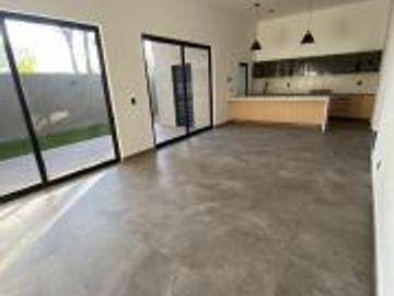 VENTA CASA EN LOMAS DE JURIQUILLA CON RECAMARA EN PB