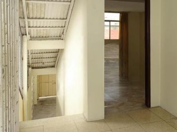 Vendo Departamento Av. Urdesa centra   1piso alto