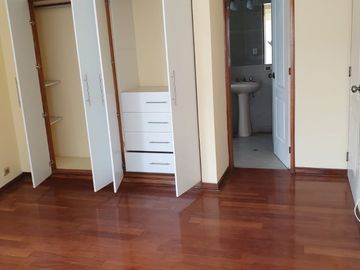 SE VENDE LINDO DEPARTAMENTO DE 105 M2 , CERCA A COLEGIOS EN VALLE HERMOSO. SURCO