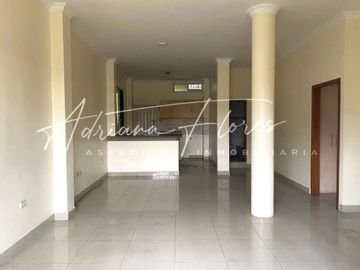 Urbanor Av Las Aguas Norte Guayaquil Casa Rentera Tres Pisos