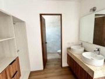 Casa  Nueva en  Venta con 4 Recamaras / 1 Recamara PB en Lomas de Juriquilla