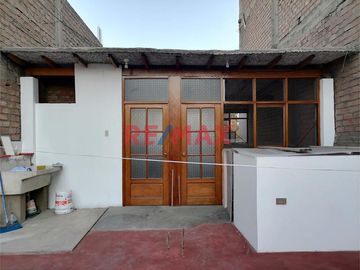 Se Vende Casa-3 Pisos-Cerca A Parque -Urb. Alameda De Ate