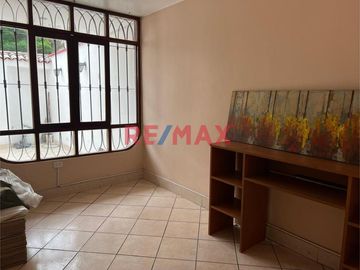 Se Vende Casa-3 Pisos-Cerca A Parque -Urb. Alameda De Ate