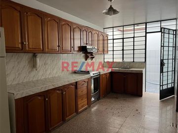 Se Vende Casa-3 Pisos-Cerca A Parque -Urb. Alameda De Ate