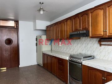 Se Vende Casa-3 Pisos-Cerca A Parque -Urb. Alameda De Ate