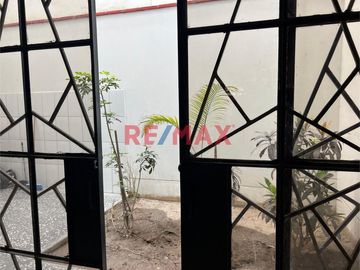 Se Vende Casa-3 Pisos-Cerca A Parque -Urb. Alameda De Ate