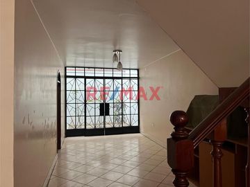 Se Vende Casa-3 Pisos-Cerca A Parque -Urb. Alameda De Ate