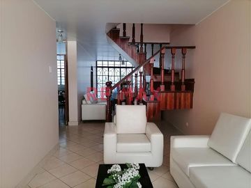 Se Vende Casa-3 Pisos-Cerca A Parque -Urb. Alameda De Ate