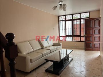 Se Vende Casa-3 Pisos-Cerca A Parque -Urb. Alameda De Ate