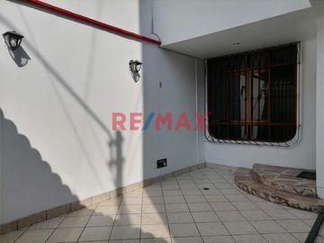 Se Vende Casa-3 Pisos-Cerca A Parque -Urb. Alameda De Ate