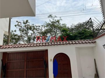 Se Vende Casa-3 Pisos-Cerca A Parque -Urb. Alameda De Ate