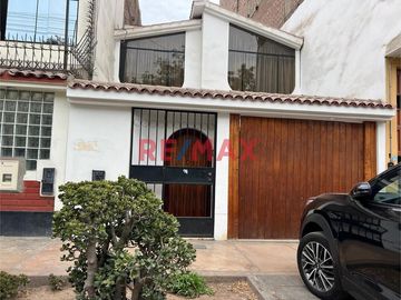 Se Vende Casa-3 Pisos-Cerca A Parque -Urb. Alameda De Ate