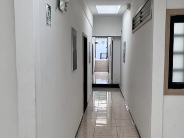 VENTA EDIFICIO DE 4 PISOS Y TERRAZA, CON 28 APARTA - ESTUDIOS EN SAN FERNANDO, CALI (Valle del Cauca - Colombia) .