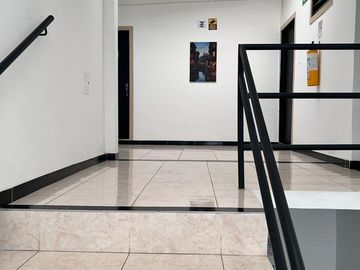 VENTA EDIFICIO DE 4 PISOS Y TERRAZA, CON 28 APARTA - ESTUDIOS EN SAN FERNANDO, CALI (Valle del Cauca - Colombia) .
