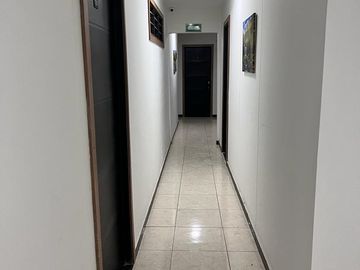 VENTA EDIFICIO DE 4 PISOS Y TERRAZA, CON 28 APARTA - ESTUDIOS EN SAN FERNANDO, CALI (Valle del Cauca - Colombia) .