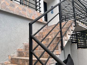 VENTA EDIFICIO DE 4 PISOS Y TERRAZA, CON 28 APARTA - ESTUDIOS EN SAN FERNANDO, CALI (Valle del Cauca - Colombia) .
