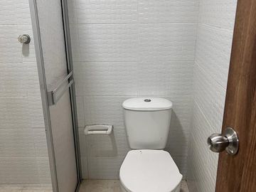VENTA EDIFICIO DE 4 PISOS Y TERRAZA, CON 28 APARTA - ESTUDIOS EN SAN FERNANDO, CALI (Valle del Cauca - Colombia) .