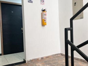 VENTA EDIFICIO DE 4 PISOS Y TERRAZA, CON 28 APARTA - ESTUDIOS EN SAN FERNANDO, CALI (Valle del Cauca - Colombia) .