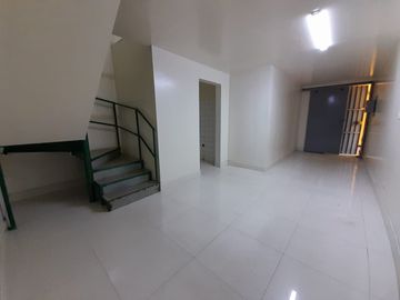 SE VENDE LOCAL/DEPOSITO/ALMACEN/OFICINA - GALERIA CAPON CENTER - CENTRO DE LIMA - PARURO