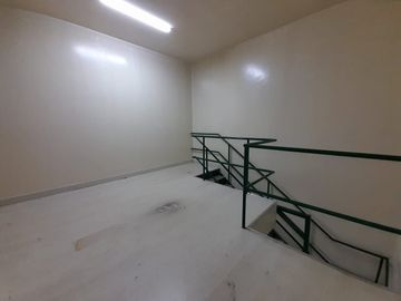 SE VENDE LOCAL/DEPOSITO/ALMACEN/OFICINA - GALERIA CAPON CENTER - CENTRO DE LIMA - PARURO