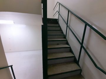 SE VENDE LOCAL/DEPOSITO/ALMACEN/OFICINA - GALERIA CAPON CENTER - CENTRO DE LIMA - PARURO