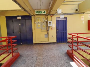 SE VENDE LOCAL/DEPOSITO/ALMACEN/OFICINA - GALERIA CAPON CENTER - CENTRO DE LIMA - PARURO