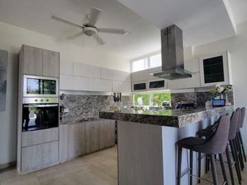 En venta lujosa y moderna casa en Isla Mocoli