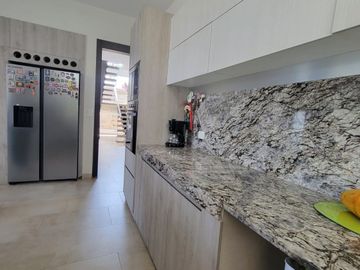 En venta lujosa y moderna casa en Isla Mocoli